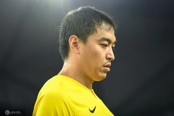 冯潇霆还踢球吗？一位老将的绿茵坚守与人生下半场